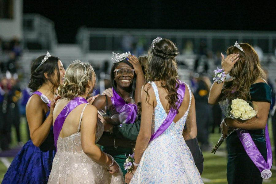 Jaya+Meeks+is+crowned+Homecoming+Queen+in+the+halftime+ceremony.