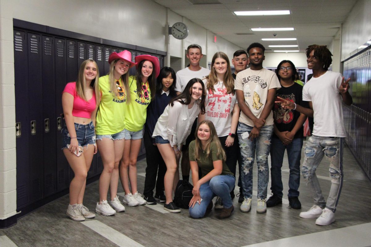 Sophomores pose for a picture with their Link Crew Leaders        