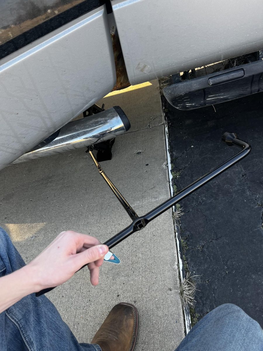 Turn the handle clockwise to raise the vehicle up.