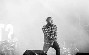 https://upload.wikimedia.org/wikipedia/commons/thumb/f/f8/Kendrick_Lamar_3_F.I.B._2016.jpg/800px-Kendrick_Lamar_3_F.I.B._2016.jpg?20160802082959