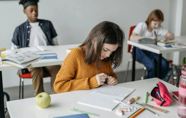 https://www.pexels.com/photo/student-sitting-at-her-desk-8423119/